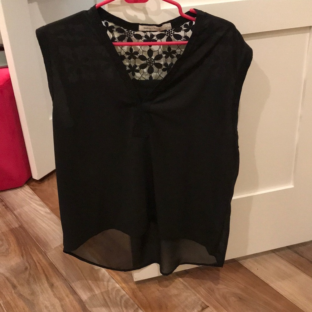 black sleeveless shirt